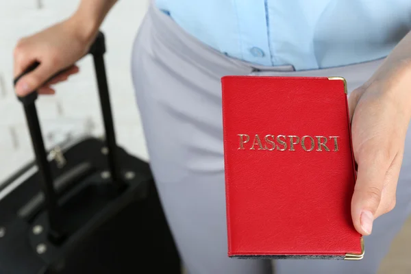 Жіноча рука тримає паспорт — стокове фото