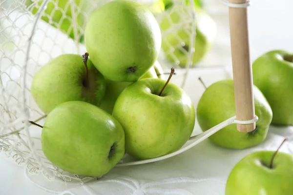Zielone jabłka na parapecie, zbliżenie — Zdjęcie stockowe