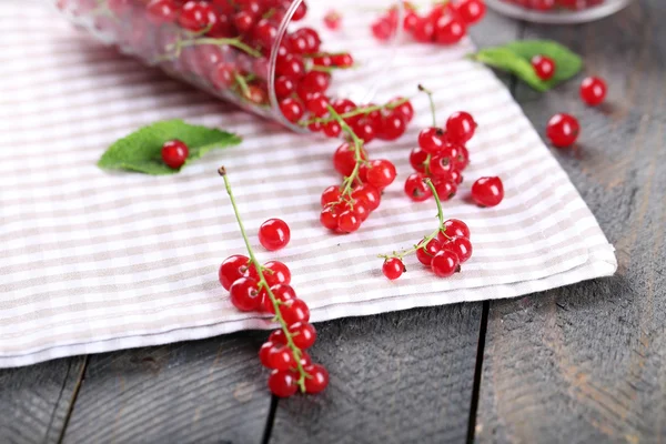 Groseilles rouges fraîches sur la table close up — Photo