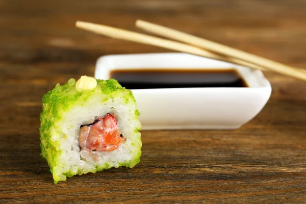 Rollen met saus en stokken op houten tafel close-up — Stockfoto