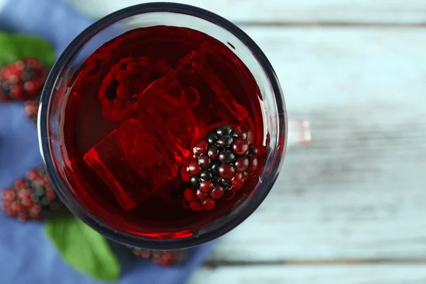 Verre de jus de mûre sur table en bois, vue de dessus — Photo