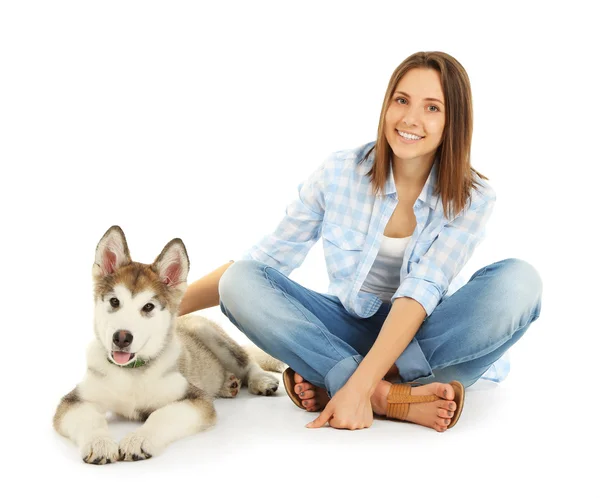 Malamute köpek yavrusu olan kadın — Stok fotoğraf