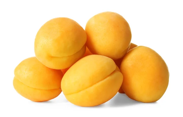 Стиглі абрикоси ізольовані на білому — стокове фото