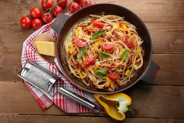 Domácí špagety Bolognese na pánvi, na dřevěné pozadí — Stock fotografie
