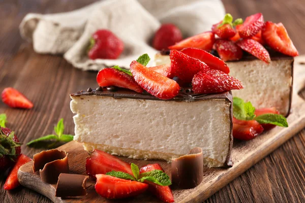 Heerlijke cheesecake met bessen op tafel close up — Stockfoto