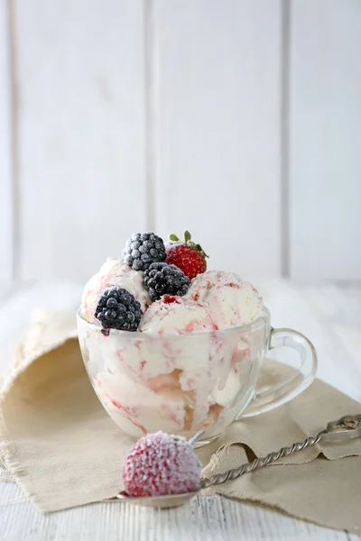 Delicious ice cream with fresh frozen berries, on color wooden background — Stock Photo, Image