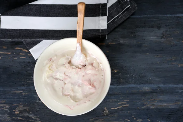 Kase ve ahşap arka plan üzerinde Dondurulmuş çilek lezzetli vanilyalı dondurma — Stok fotoğraf