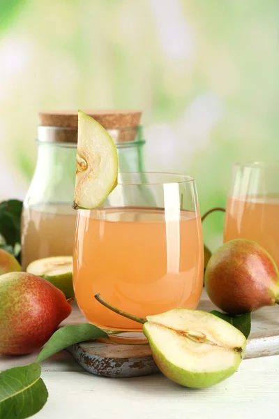 Glas sap met verse peren op houten tafel op onscherpe achtergrond — Stockfoto