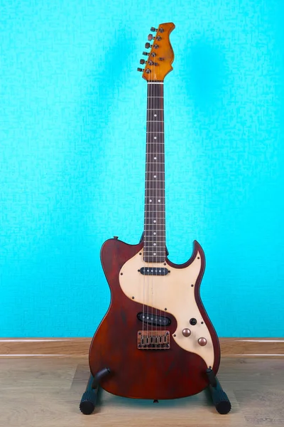 Електрична гітара на фоні синіх шпалер — стокове фото