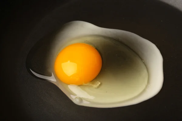 Míchaná vejce na černém pánev — Stock fotografie