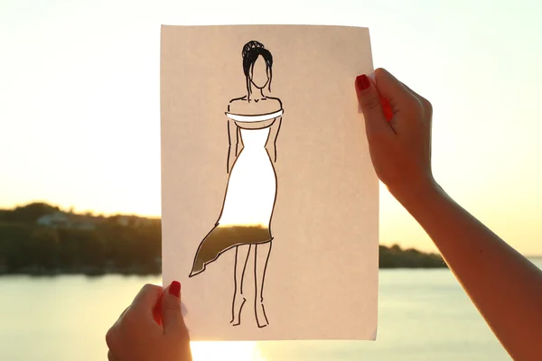 Frau im Schnittkleid auf Blatt Papier — Stockfoto