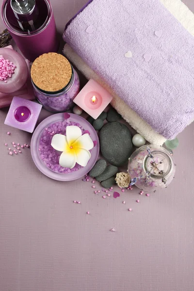 Spa-behandelingen op kleurrijke achtergrond. Lavendel spa concept — Stockfoto