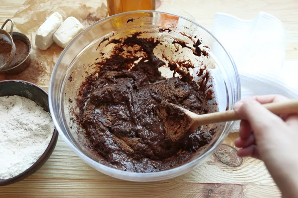 Подготовка теста для шоколадного пирога — стоковое фото