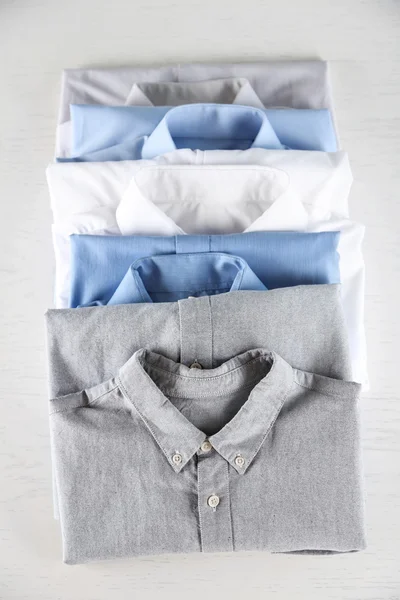 Деловые рубашки на белом столе — стоковое фото