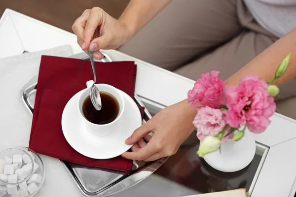 Female hand holding cup of tea on table close up — Stock Photo, Image