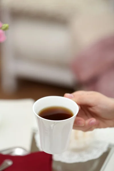 Taza femenina de té en la sala de estar —  Fotos de Stock