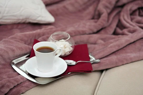 Kopje thee op sofa in de woonkamer — Stockfoto