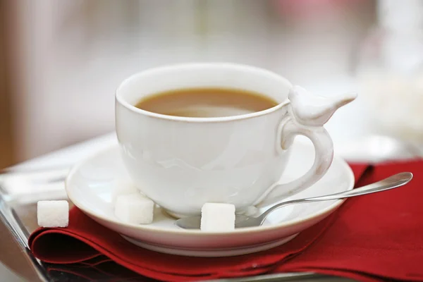 Tasse Kaffee auf dem Tisch aus nächster Nähe — Stockfoto