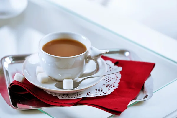 Tazza di caffè sul tavolo da vicino — Foto Stock