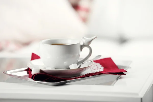 Tazza di caffè sul tavolo in soggiorno — Foto Stock