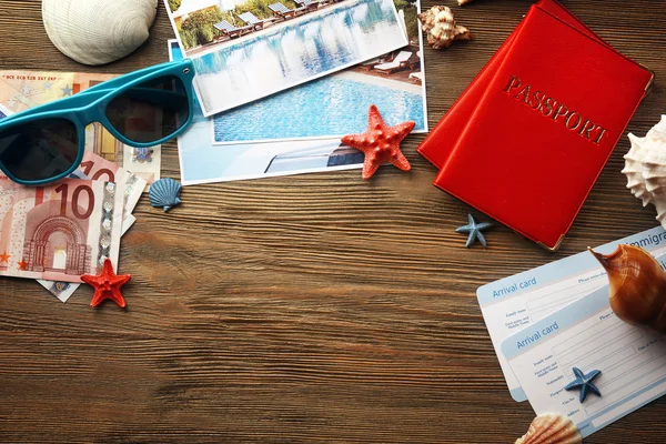 Hermosa composición con accesorios de mar y pasaportes en la mesa de cerca — Foto de Stock