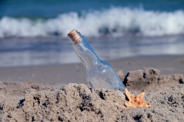 Meddelande i flaska på sand — Stockfoto