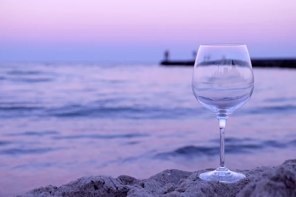 Romantico bicchiere di vino seduto sulla spiaggia al tramonto colorato — Foto Stock