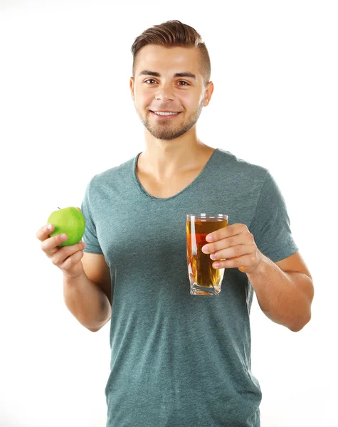 Jeune homme montrant un verre de jus de pomme, isolé sur blanc — Photo