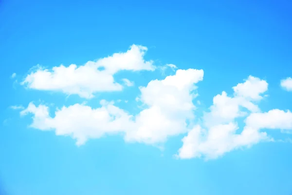 Fond bleu ciel avec nuages — Photo