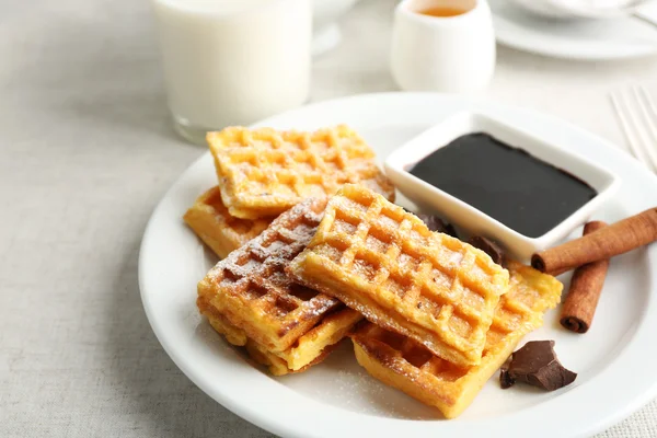 Süße hausgemachte Waffeln auf Teller, auf hellem Hintergrund — Stockfoto