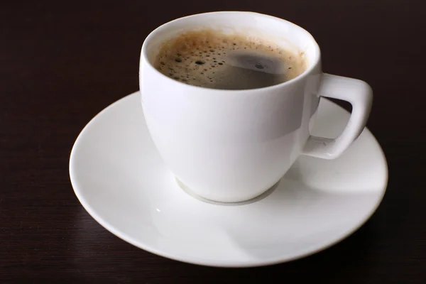 Tasse Kaffee auf dem Tisch aus nächster Nähe — Stockfoto