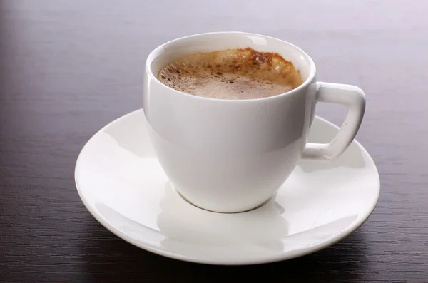 Tazza di caffè sul tavolo da vicino — Foto Stock