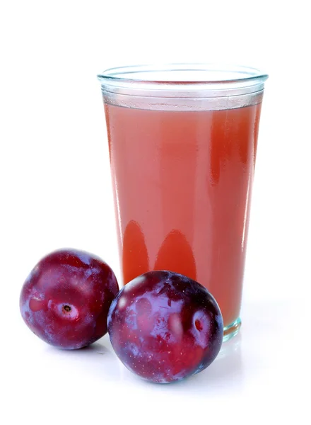 Köstlicher Pflaumensaft mit Früchten isoliert auf weiß — Stockfoto