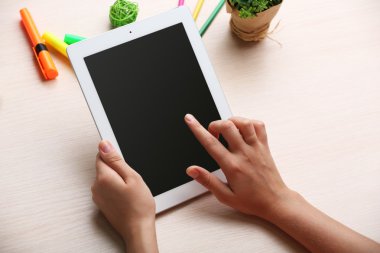 Dijital tablet üzerinde çalışma alanı kullanan kadın yakın çekim