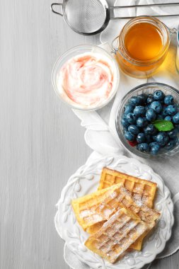 Renk ahşap arka plan üzerinde plaka üzerinde tatlı ev yapımı gözleme