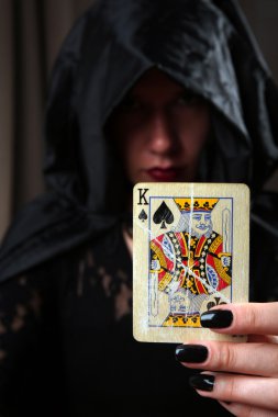 Cadı - falcı koyu arka plan üzerinde