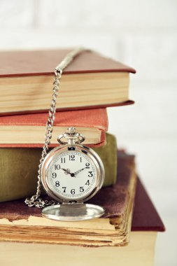 Cep saati ve vintage kitap, ışık arka plan duvar