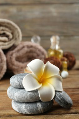 Spa taş ve ahşap arka plan üzerinde kaplıca tedavisi yığını