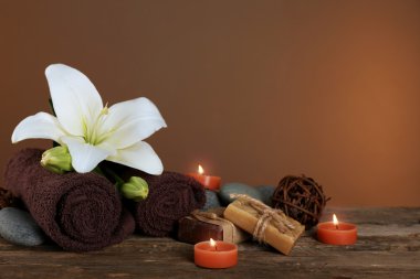 Kahverengi zemin üzerinde lily ile güzel spa kompozisyon