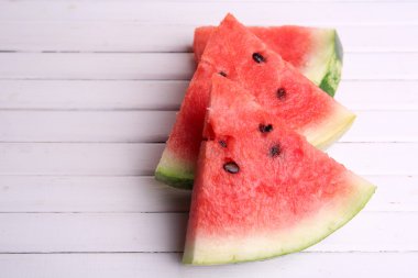 Ahşap zemin üzerinde olgun karpuz dilimleri