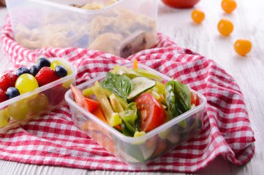 Lezzetli yemek plastik kaplarda ahşap masa yakın çekim