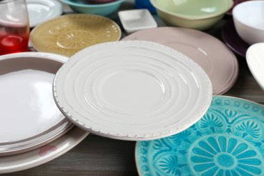 Ahşap masa üzerinde farklı yemek takımı Kapat