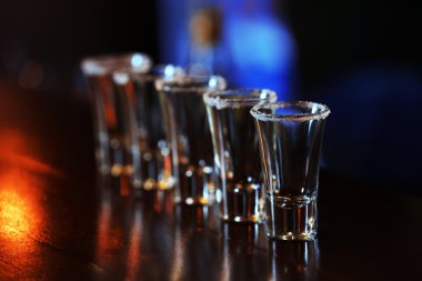 Bar sayaç üzerinde boş fondip bardakları 