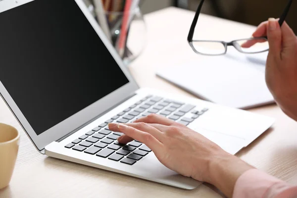 Kobieta korzysta z laptopa w miejscu pracy bliska — Zdjęcie stockowe