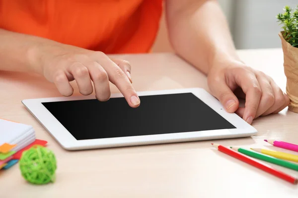 Mulher usando tablet digital no local de trabalho de perto — Fotografia de Stock