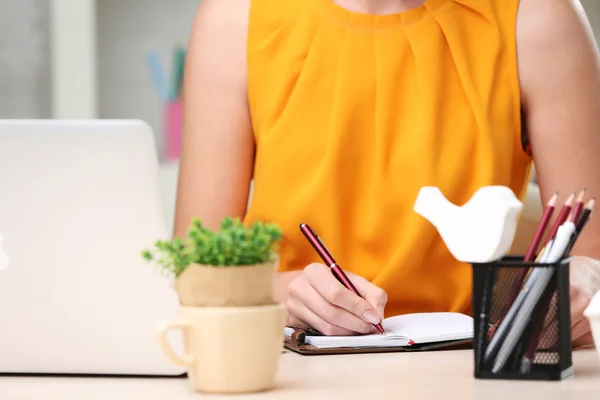 Kvinna med laptop på arbetsplatsen närbild — Stockfoto