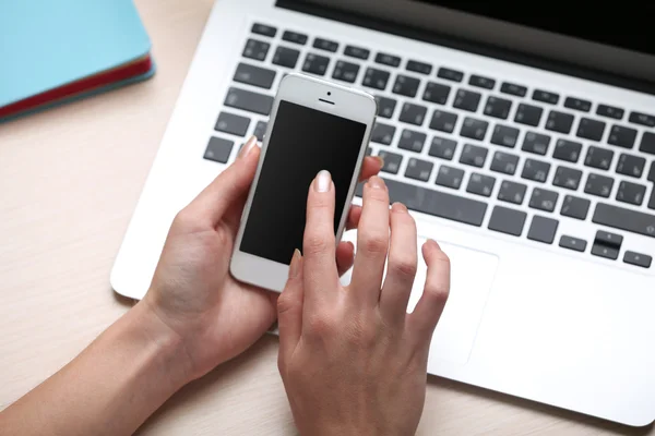 Mujer usando el teléfono móvil en el lugar de trabajo de cerca — Foto de Stock