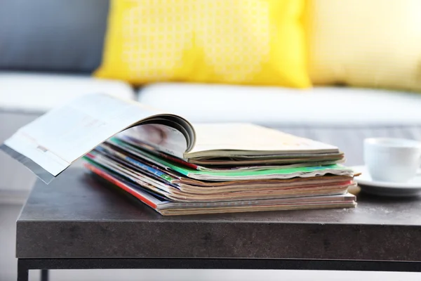 Magazines on table in living room, close up — Stock Photo, Image