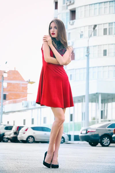 Beautiful young girl posing on city street — Stock Photo, Image