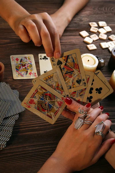 Čarodějnice - fortune teller čtení jmění zblízka — Stock fotografie